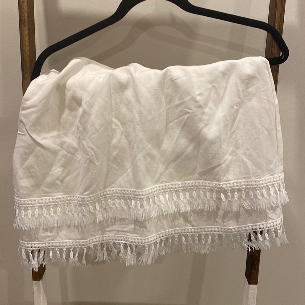 Lulu’s white mini skirt with tassels